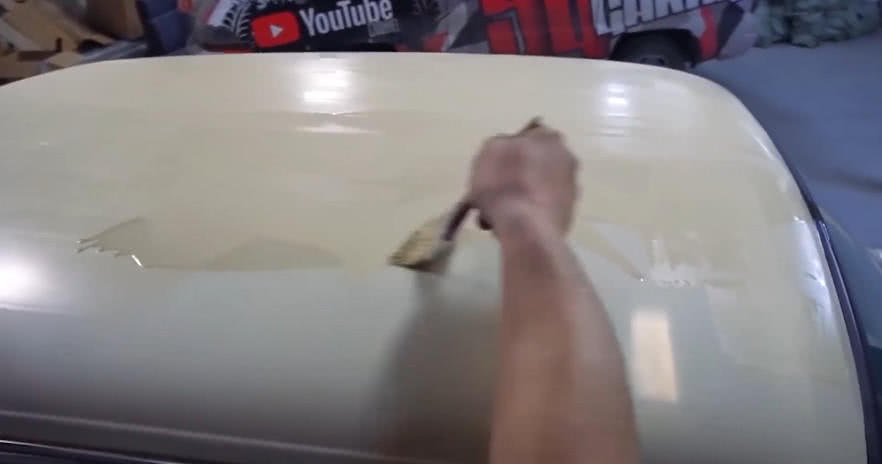 牛人在车上刷满除漆剂，漏出车身本色，车主：太漂亮了