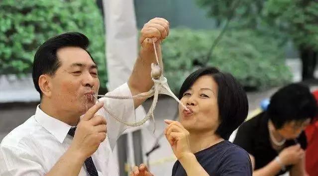 女主播表演吃活章鱼反被咬完整版,生吃章鱼被章鱼反杀的女主播