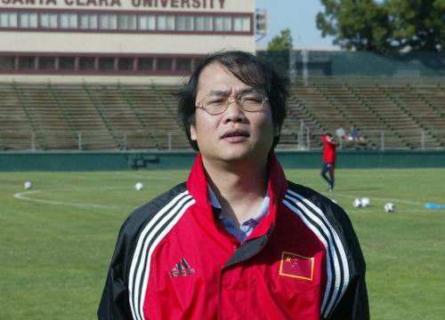 风格大变，还删了爆粗口怒骂足协的微博，这位足球名记闹哪样？