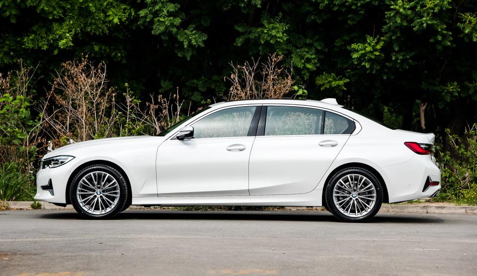 3系宝马和奥迪a4l哪个更值得选,试驾宝马3系二手车