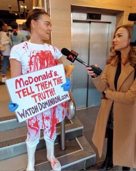 外国妹子冲进肯德基泼血怒吼：吃肉是大*杀屠**！网友们：有病？