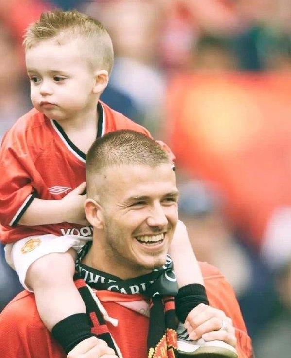 和女儿亲吻引争议,穿西装居然配拖鞋?大儿子的造型还被吐槽