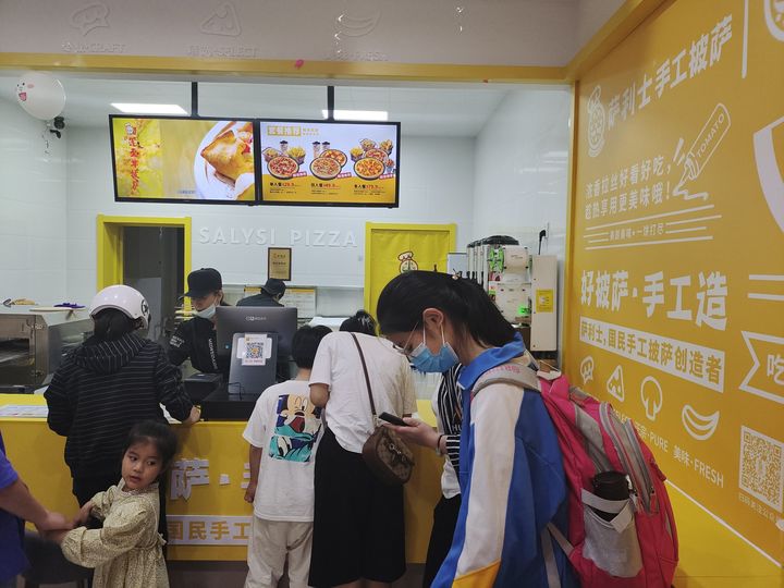 披萨店开在学校门口怎么样,披萨店选址哪里比较好一点的