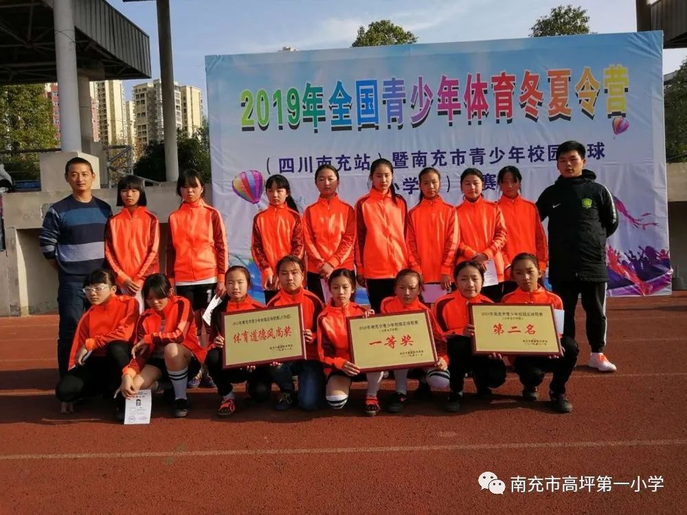 绿茵场上挥洒汗水享受足球的快乐,三亚足球小将在绿茵场上挥洒汗水