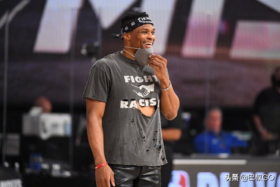 贝弗利指导戈贝尔防守哈登,多诺万赛后的视频