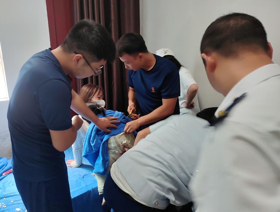 石膏“裤子”坚如磐石,医生束手无策,消防客串医生将其慢慢“脱下”