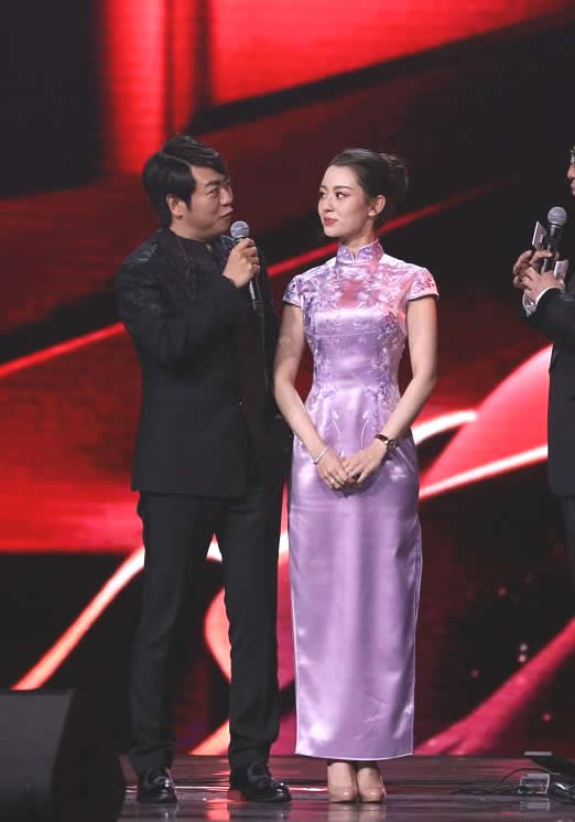 吉娜郎朗结婚时穿的旗袍,吉娜郎朗穿旗袍