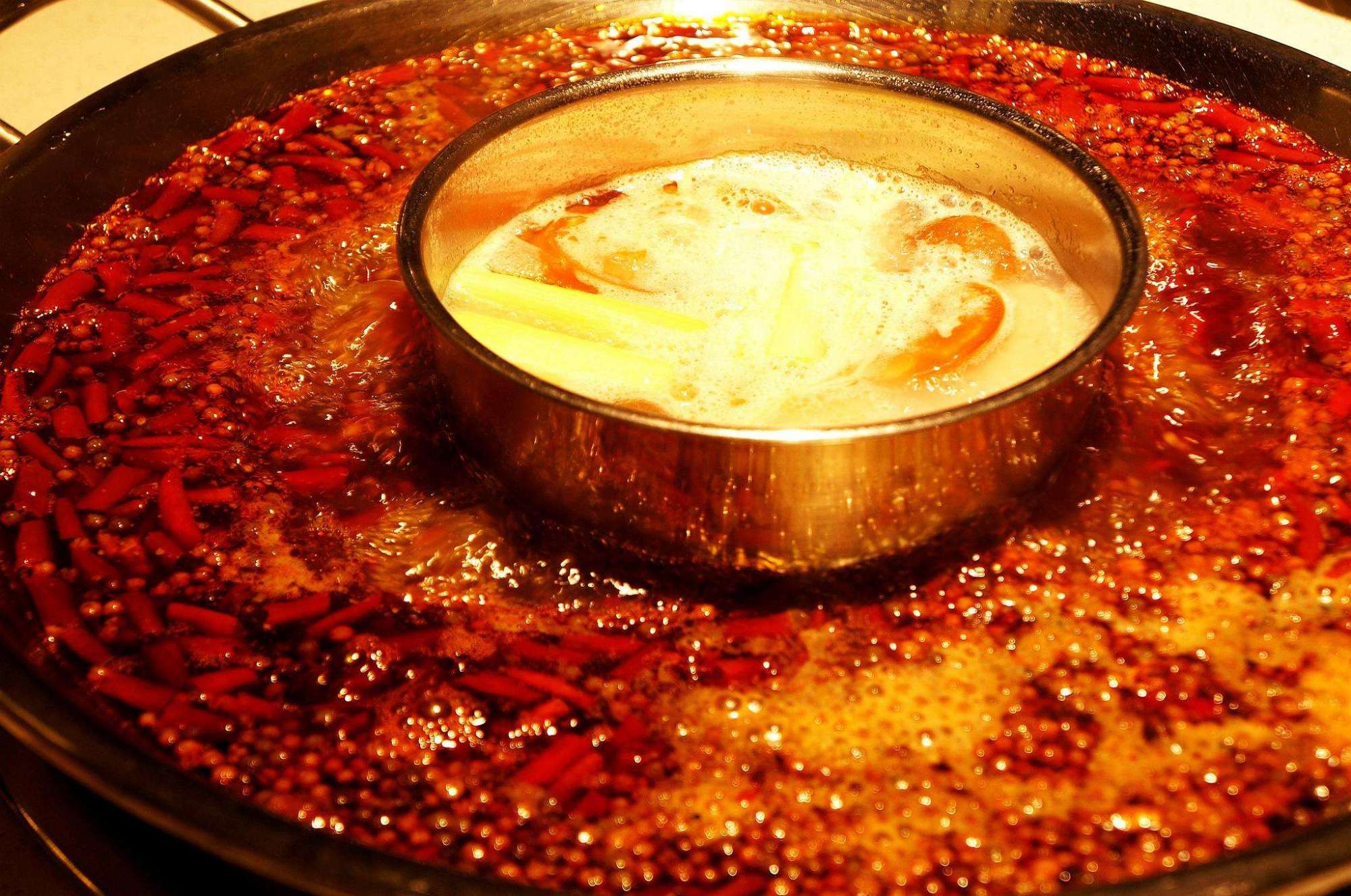 吃重庆火锅脸麻正常吗,吃火锅汤发黑