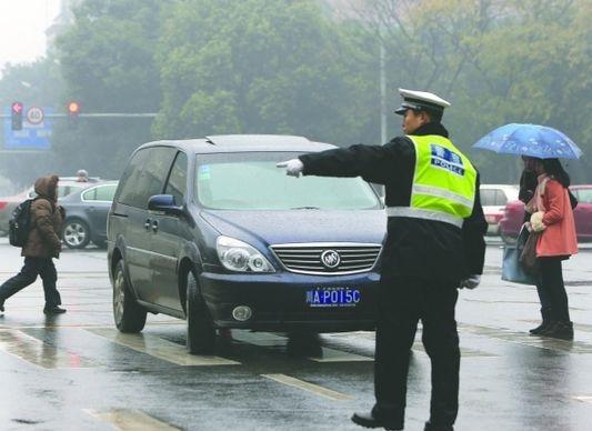 上坡怎么防止熄火后溜,手动挡上坡熄火溜坡怎么办