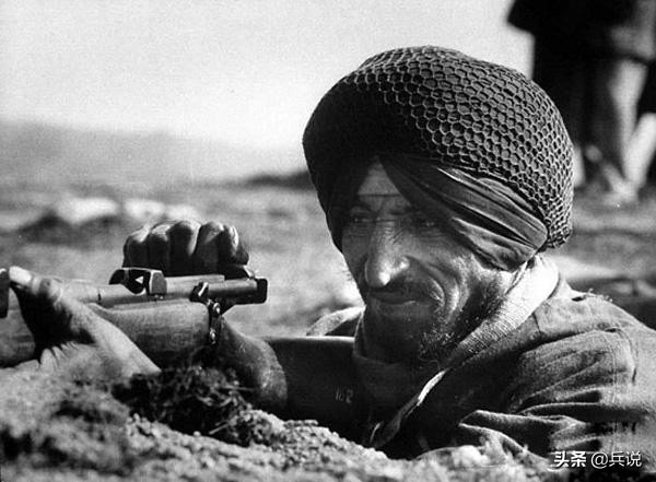 活着的黄继光！胸膛顶*破爆**筒，即将爆炸瞬间，滚下地堡