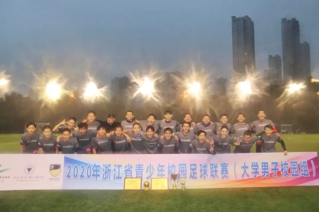 首冠！学校男子足球队的球场故事