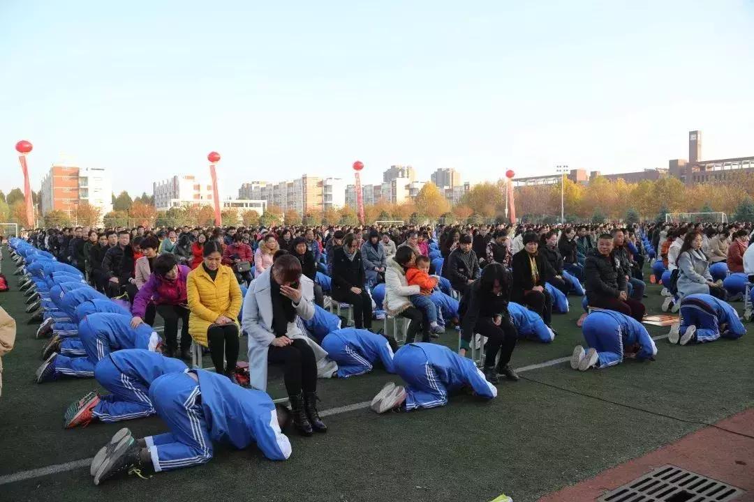 学校学生十跪父母流泪视频,学生跪拜父母哭了