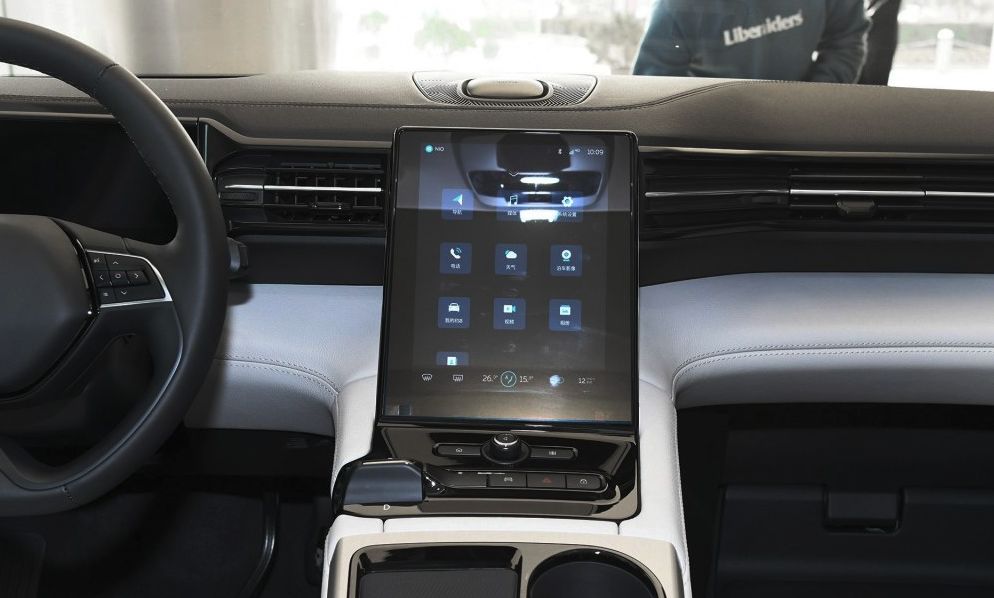 奔驰S换装特斯拉式中控大屏，车主说：更想要外国表！大屏太廉价