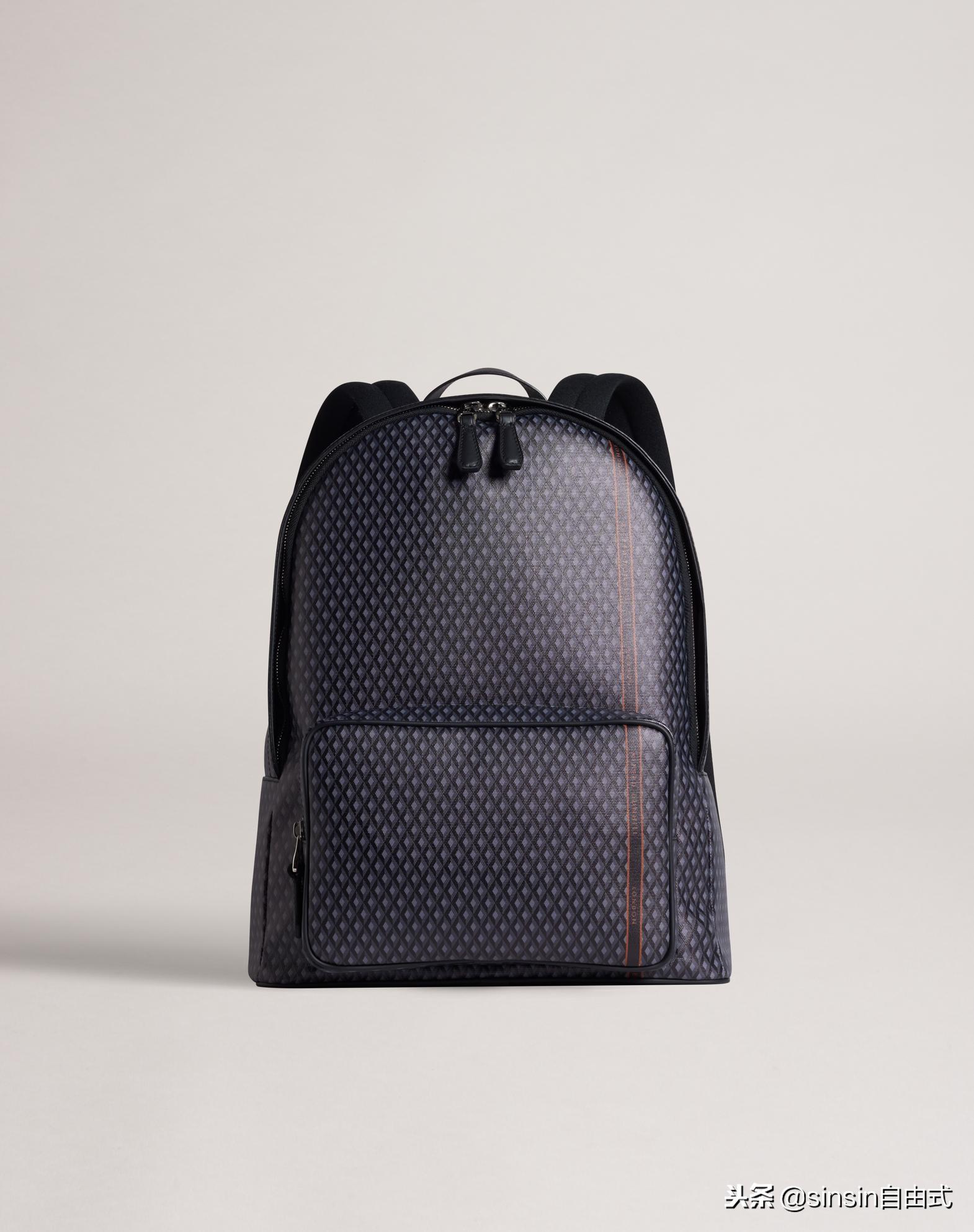 「时尚」1组机刻花纹行李包几件尼龙羽绒夹克衫还有3项跨界合作款