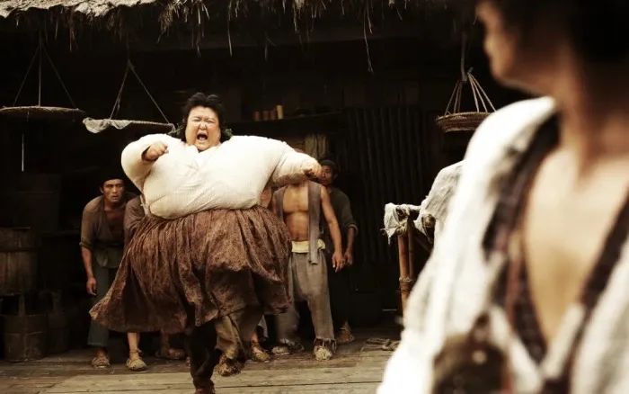 人家都练出肌肉了，您咋还在研究系鞋带？？