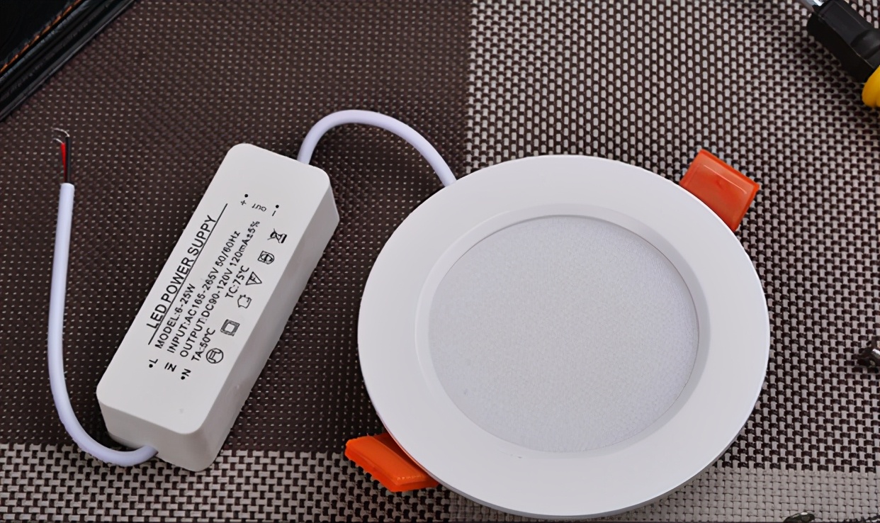 防雾筒灯,防雾筒灯怎么防雾