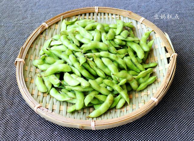 天热最爱，买1斤毛豆，加2勺盐简单一煮，一盘子也不够吃