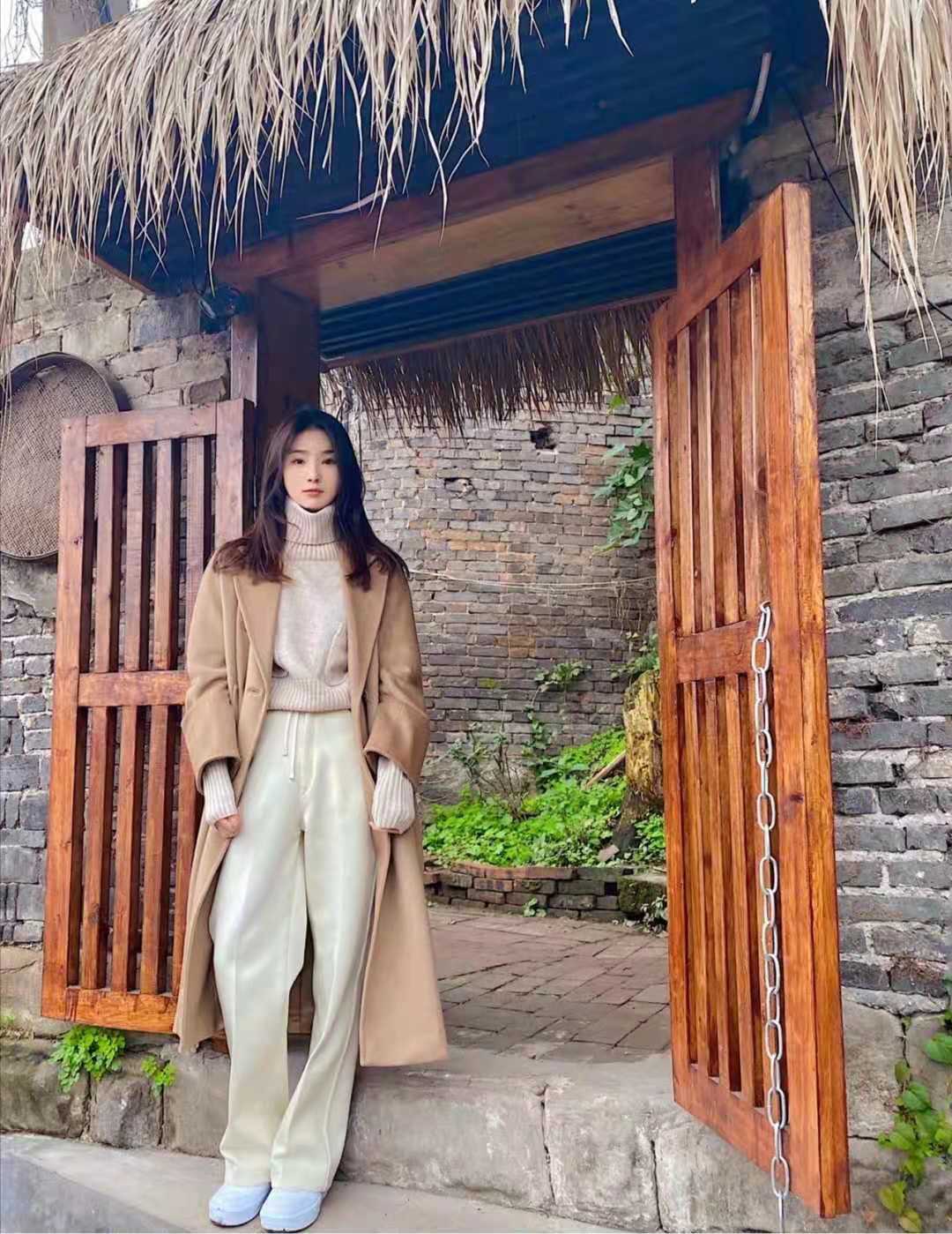 驼色大衣内搭什么颜色毛衣,咖色羊毛大衣配驼色毛衣的图片