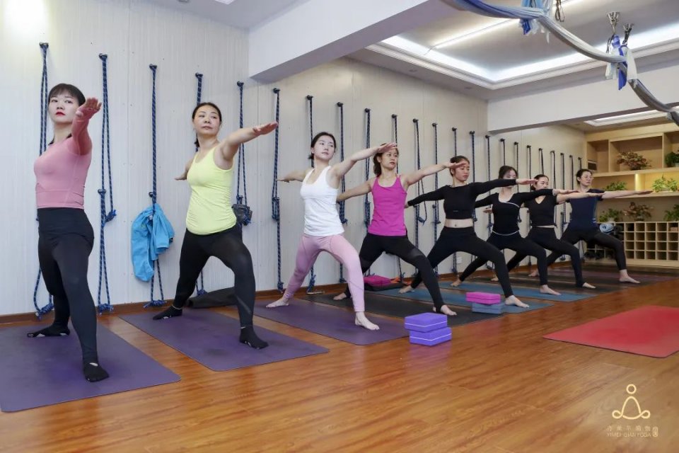 瑜伽提升自己气质的动作,瑜伽提升气质教程在家练