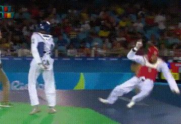 空中一字马搞笑图,一个突如其来的一字马