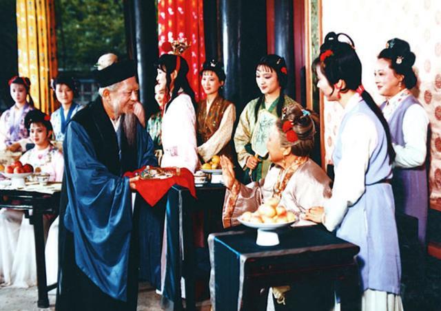 蘅芜苑是个很阴森诡异的地方,蘅芜苑是坟墓