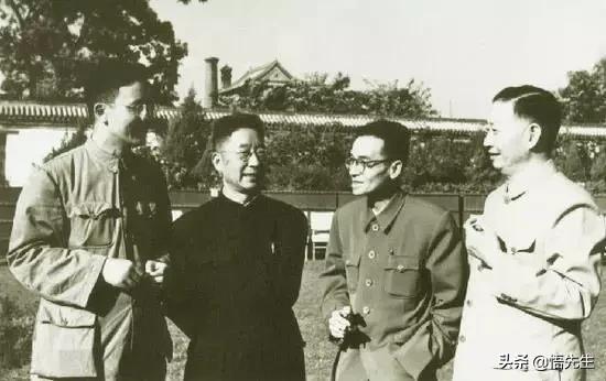 霍金年轻时帅气的照片,霍金年轻时帅照