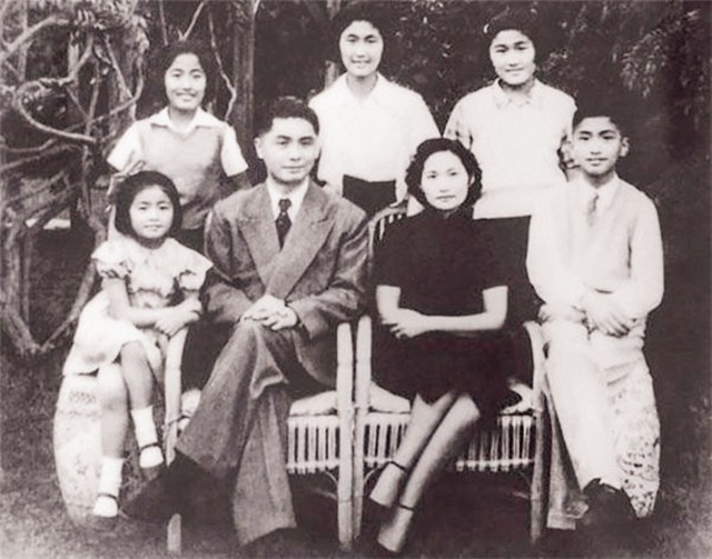 荣毅仁追悼会：规格等同国葬，千人悼念，学生崇拜特意请假来送行