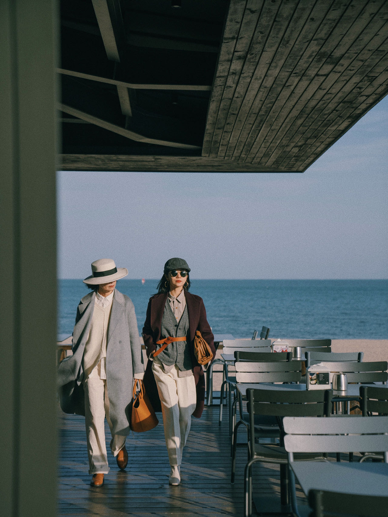 上了岁数的女人，冬天穿衣要有讲究，帽子+呢大衣，时髦又显气质
