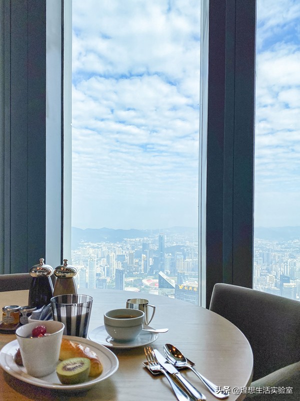 住在广州瑰丽酒店看外面风景,广州瑰丽酒店看到整个广州夜景