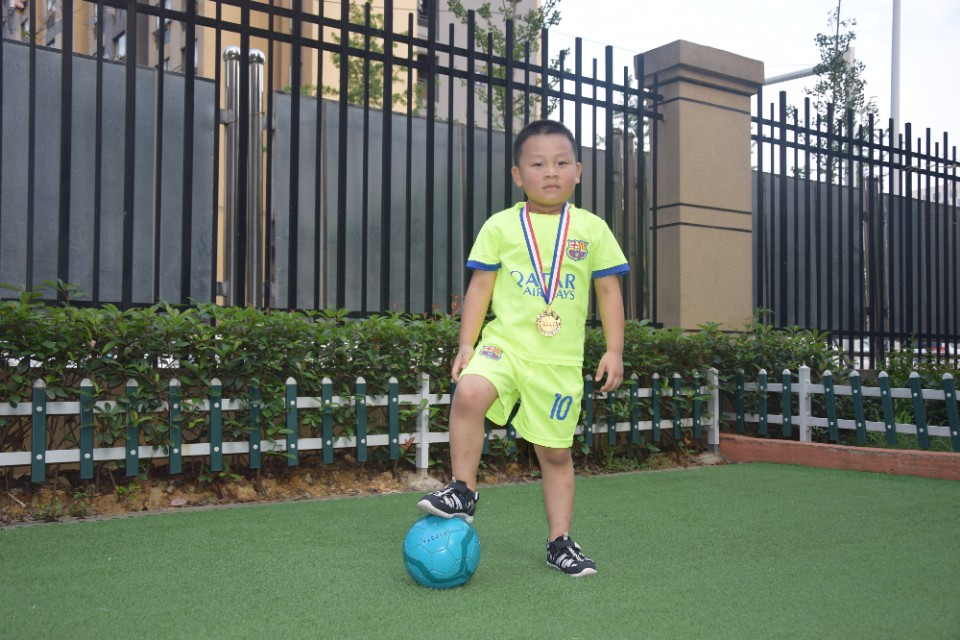 梅西苏亚雷斯观看孩子训练,梅西苏亚雷斯陪孩子看球