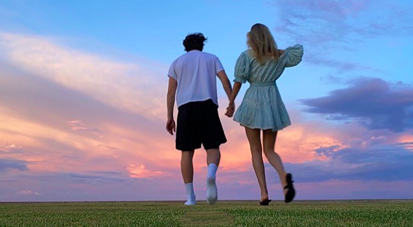 贝克汉姆小七微笑图片,贝克汉姆晒和小七对嘴亲亲合照