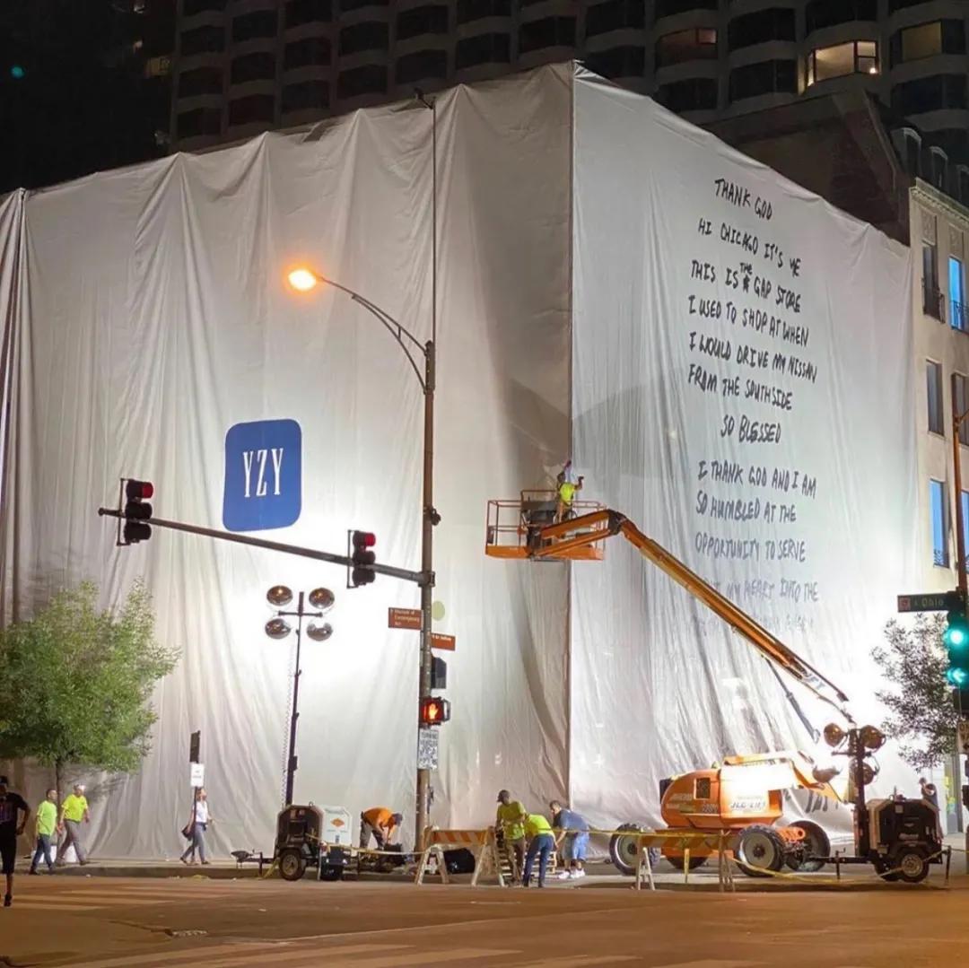 YEEZYXGAP销量惨淡，沦落至地跌打广告？网友：蓝色垃圾袋？