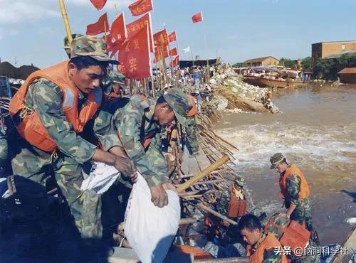 用卡车堵河堤缺口,用卡车堵洪水卡车找到了吗