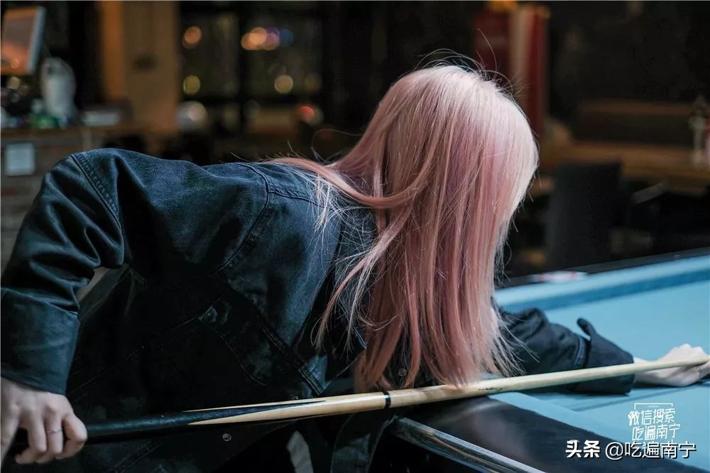 江北大道一家“特别”的酒吧，走进去发现全是外国人