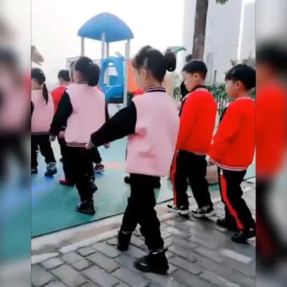 霸气侧漏小女孩走姿,霸气女孩走姿视频