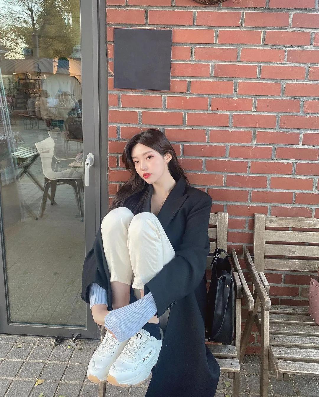 为什么韩国人总能把丑鞋穿成爆款，拍照技巧发色妆容，配饰少不了