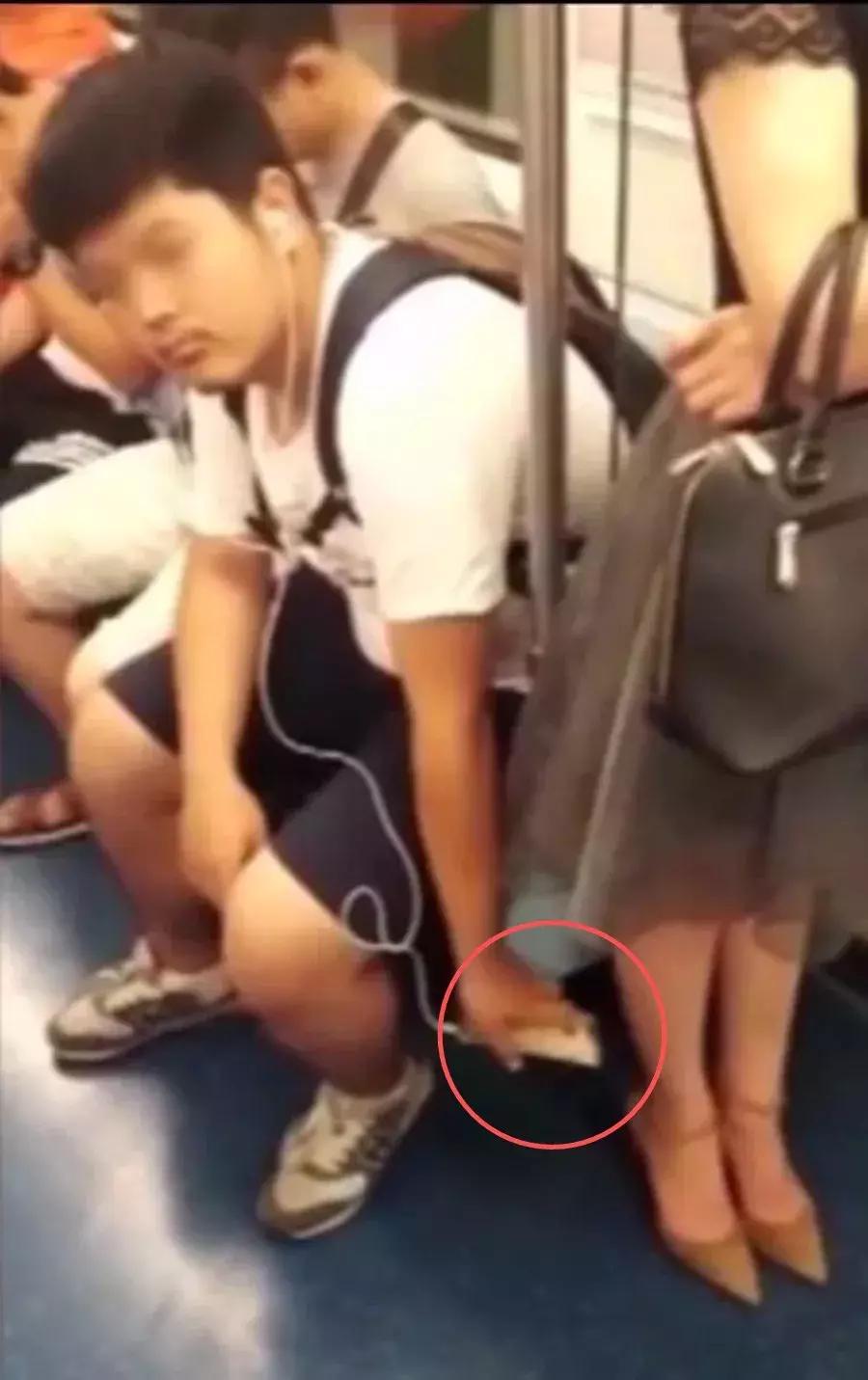 女孩们，小心你们裙底的镜头