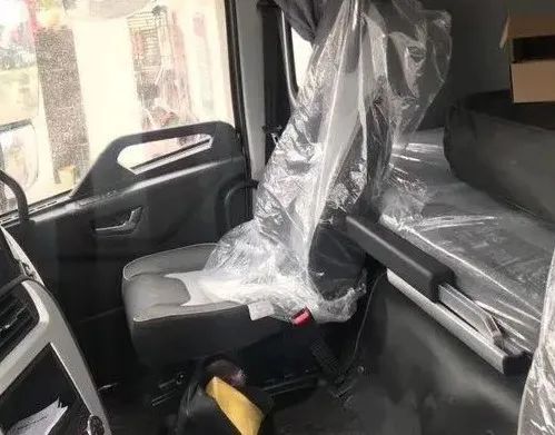 18款解放jh6500马力牵引车怎么样,解放j7对比欧曼est汕德卡旗舰高栏