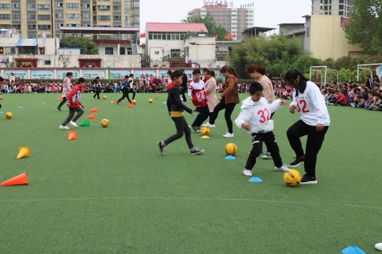 方城七小：校园足球让孩子爱上锻炼和学习