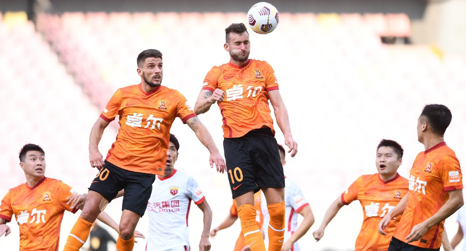 蒿俊闵武汉踢野球,蒿俊闵踹滕卡特