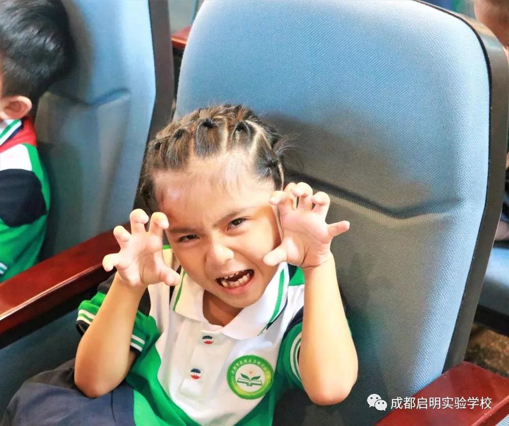 “我是启明人，我要为祖国母亲筑梦奔跑！“挥动*旗国**，向祖国告白