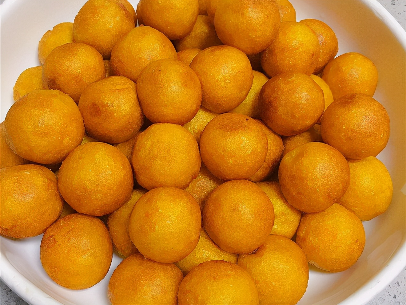 为啥我炸的丸子发黑,用面炸的丸子怎么不酥脆呢