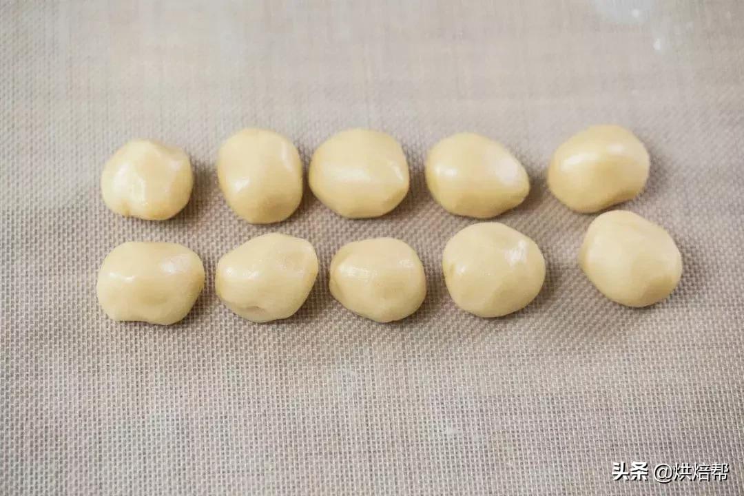 如何用烤箱烤芝麻烧饼,老北京麻酱芝麻烧饼的烤箱做法