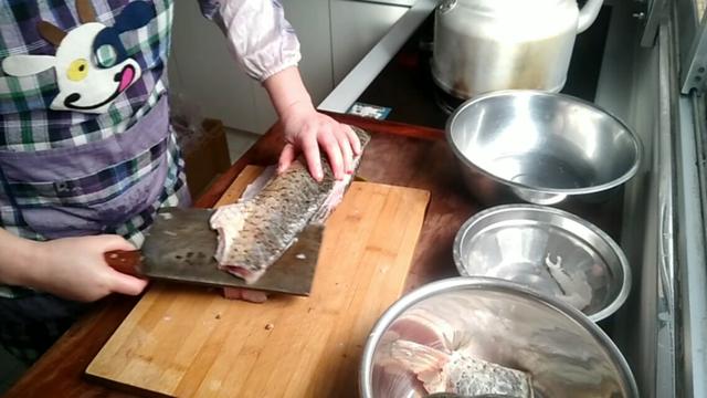 冷冻鱼皮做鱼肉丸子,带刺鱼肉生汆丸子的做法