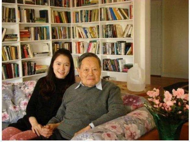 杨振宁对翁帆改嫁的事情怎么看呢,翁帆嫁给大自己54岁的杨振宁原因
