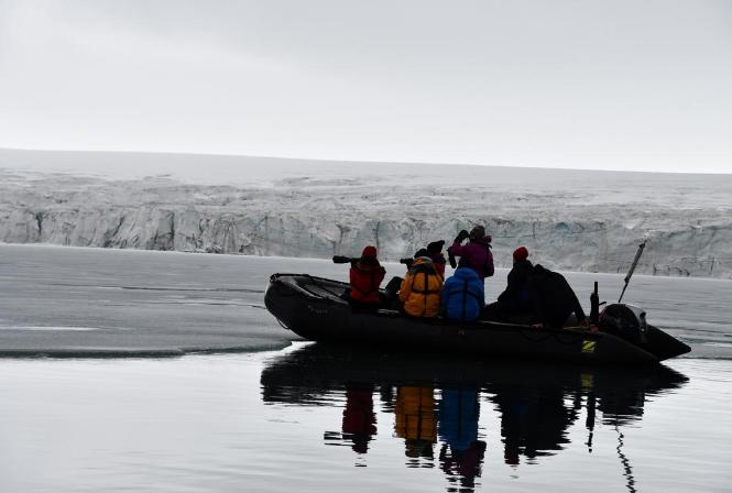 菜菜游弋北冰洋寻找北极熊给人不一样的震撼