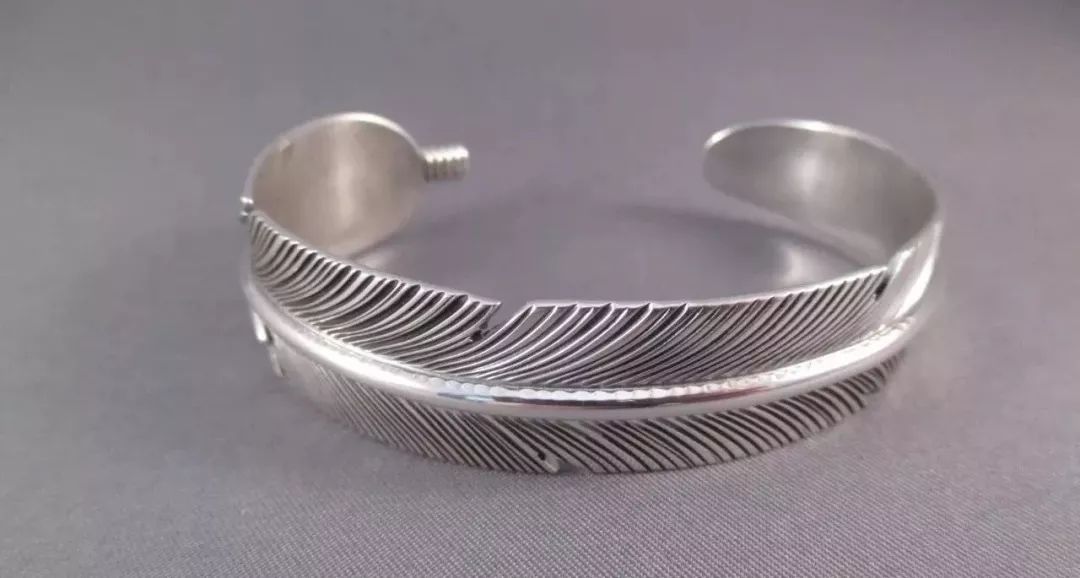 命里金字多的人本命年戴什么护身,右手带银有什么讲究