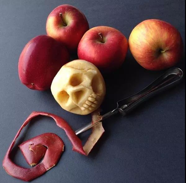 你可以擦掉那滴水,或者顺势用它画点不一样的美丽