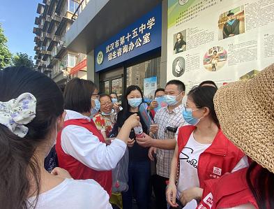 夏日送清凉志愿者辛苦挥汗如雨,志愿者为高考一线工作者送清凉