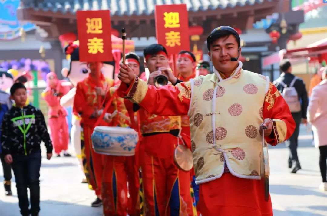 为了集五福，我用女朋友的口红写了个“福”字